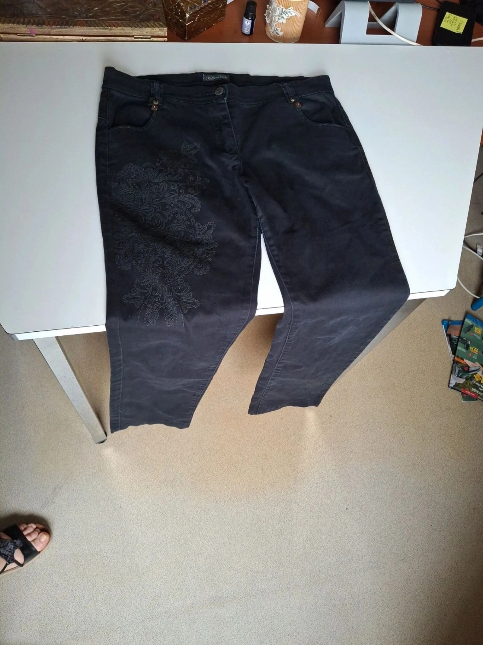 Jeans preto com bordados – photo 5